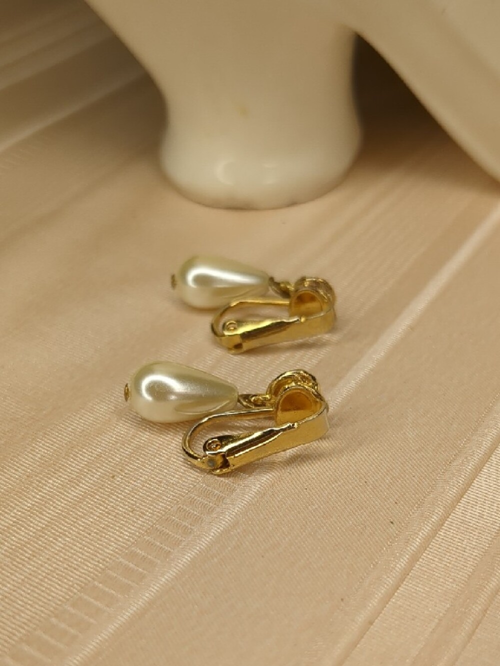 Vintage Pearl Drop Earrings Gold Rose Baroque Clip-on Mid Century - Picture 6 of 8